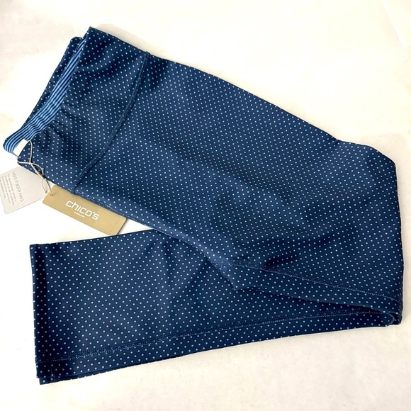 NWT Chico's Zenergy Navy Blue and White Crop Leggings REVERSIBLE Polka Dot - Picture 1 of 5